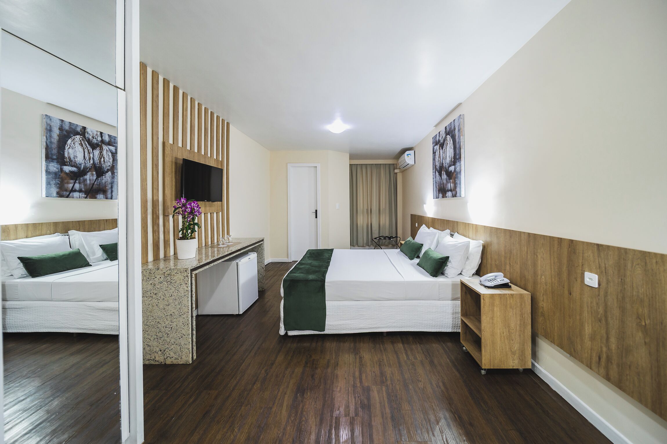 STANDARD CASAL | Minibar, brankas, meja kerja, dan tempat tidur lipat/tambahan