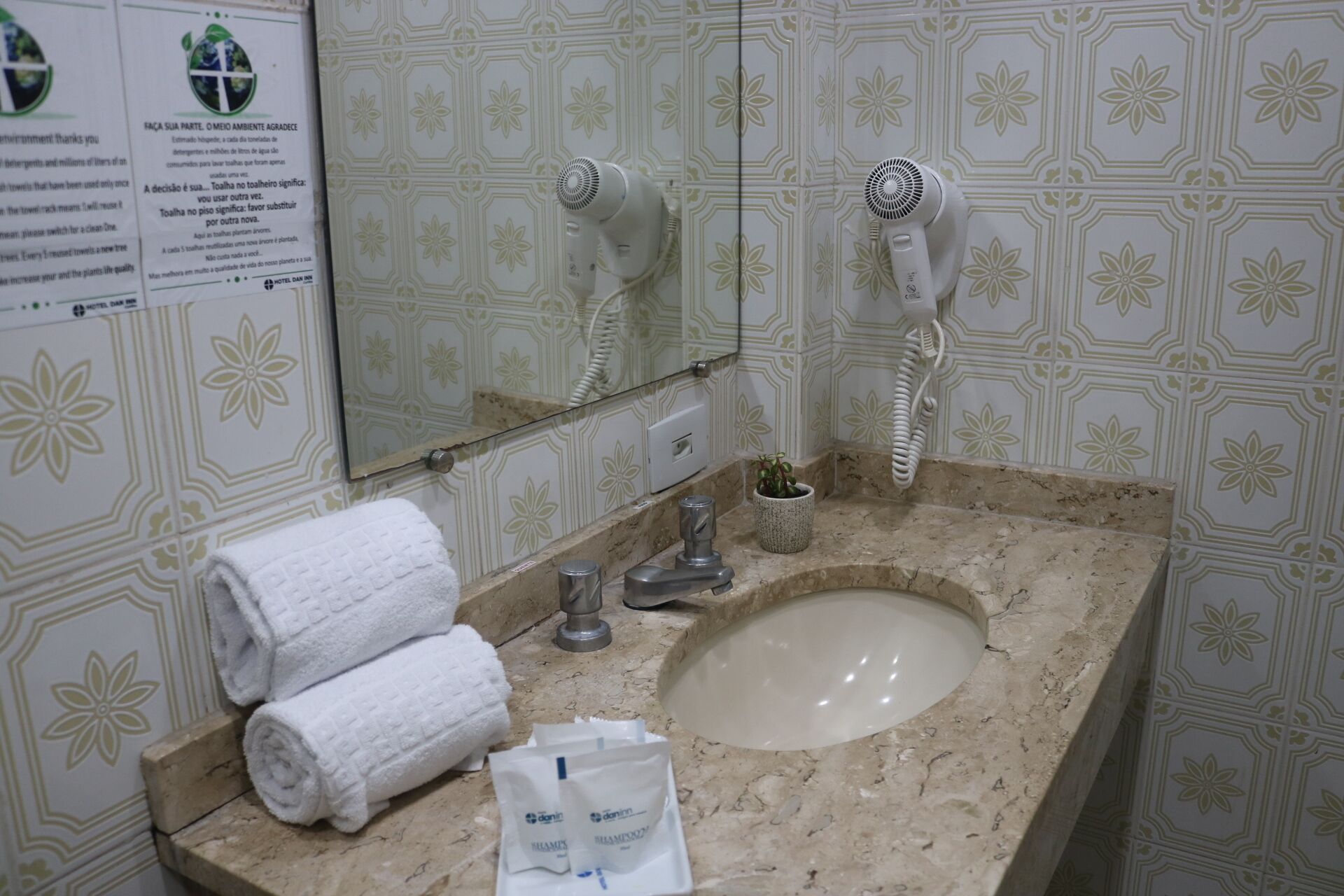 standard triplo casal | bathroom | shower, hair dryer, towels