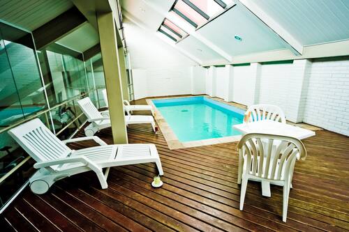 Piscina externa, espreguiçadeiras