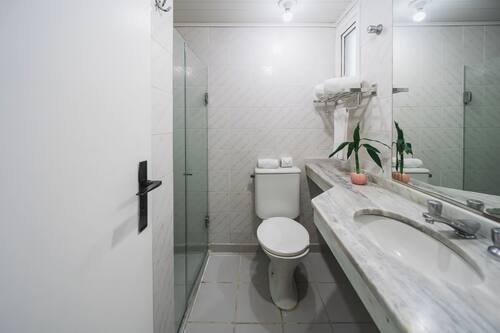 STANDARD CASAL | Baño | Regadera, secadora de cabello, toallas