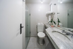 STANDARD CASAL | Bathroom | Shower, hair dryer, towels - Hotel Nacional Inn Curitiba Torres (Curitiba)