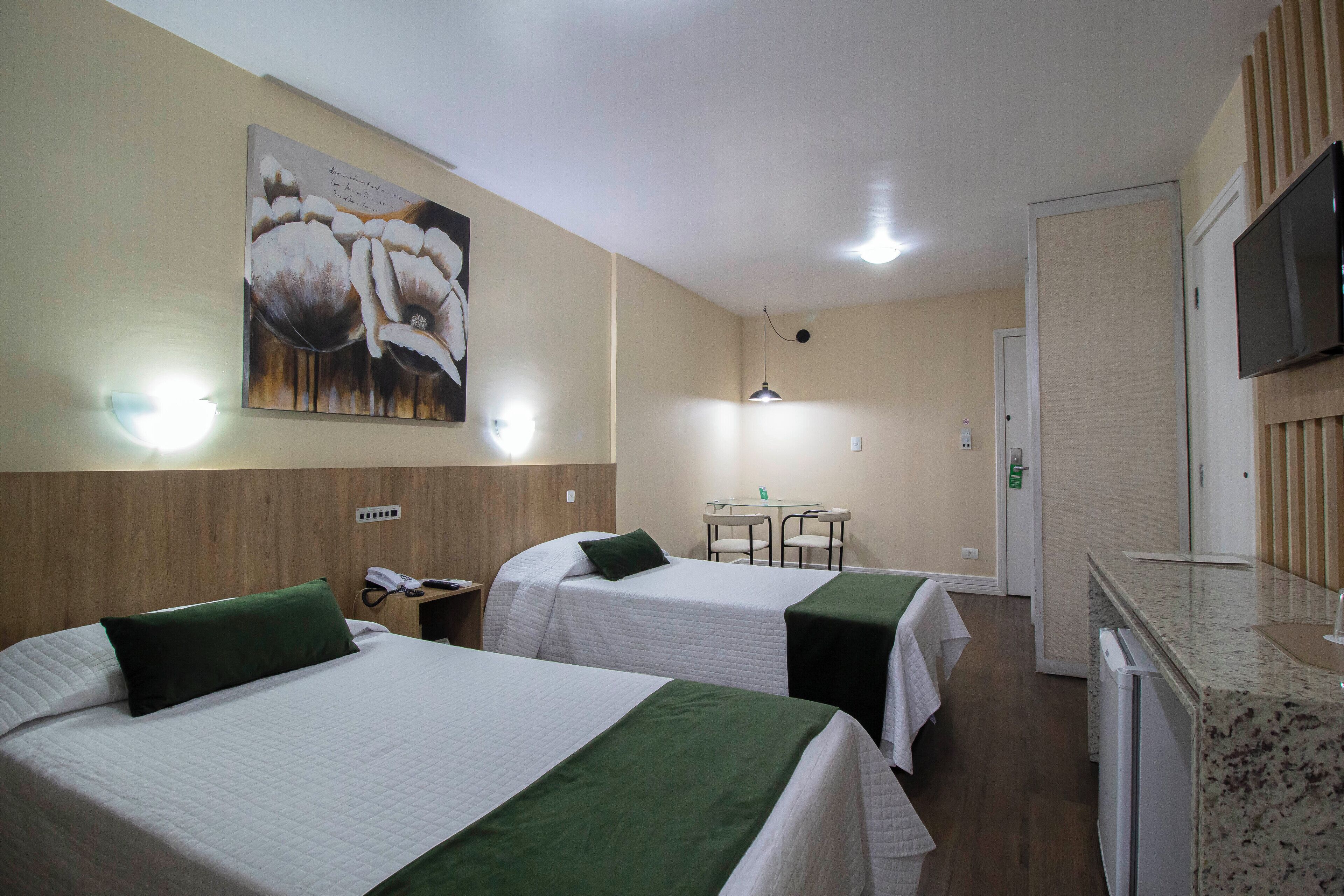 standard duplo solteiro | minibar, in-room safe, desk, rollaway beds