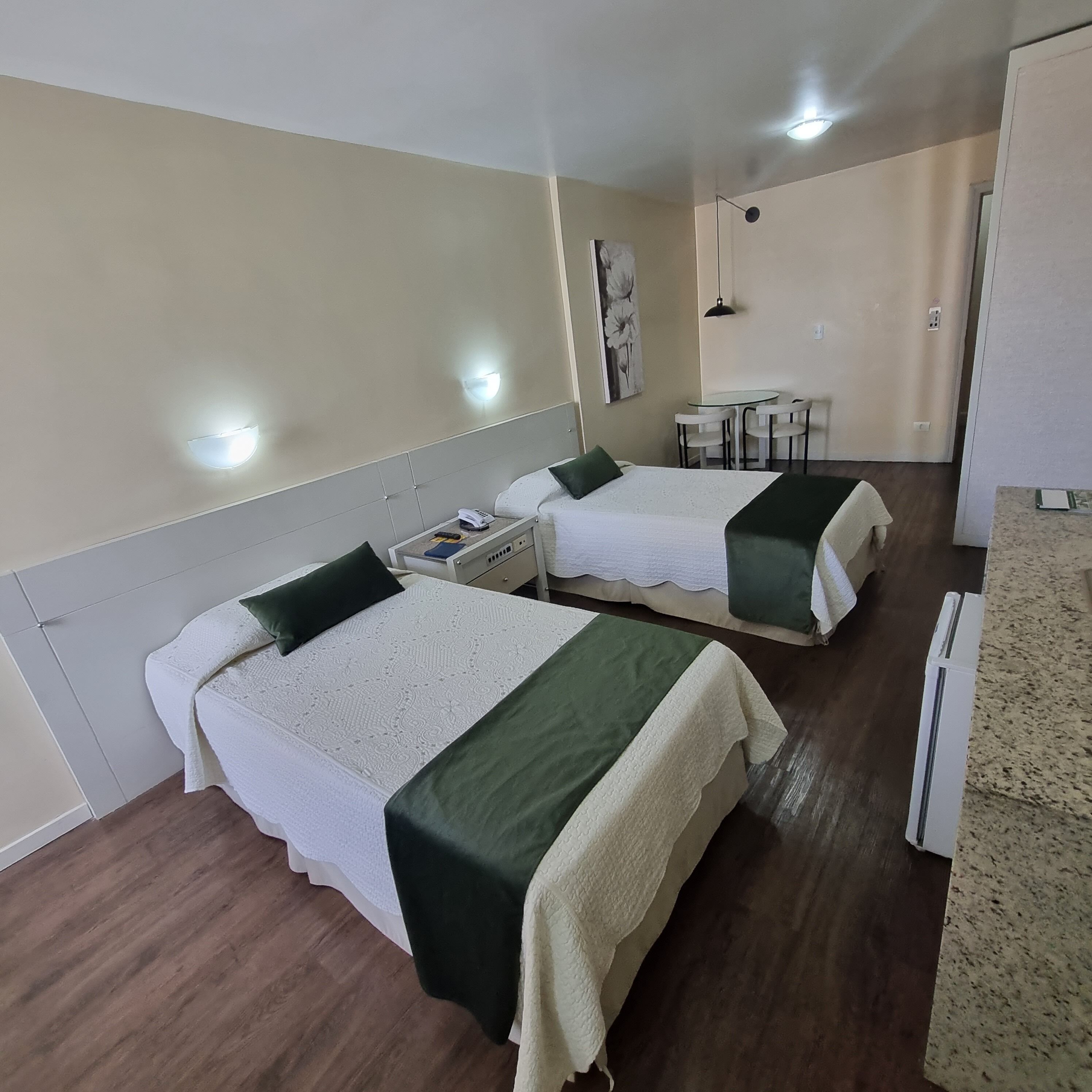 standard duplo solteiro | minibar, in-room safe, desk, rollaway beds