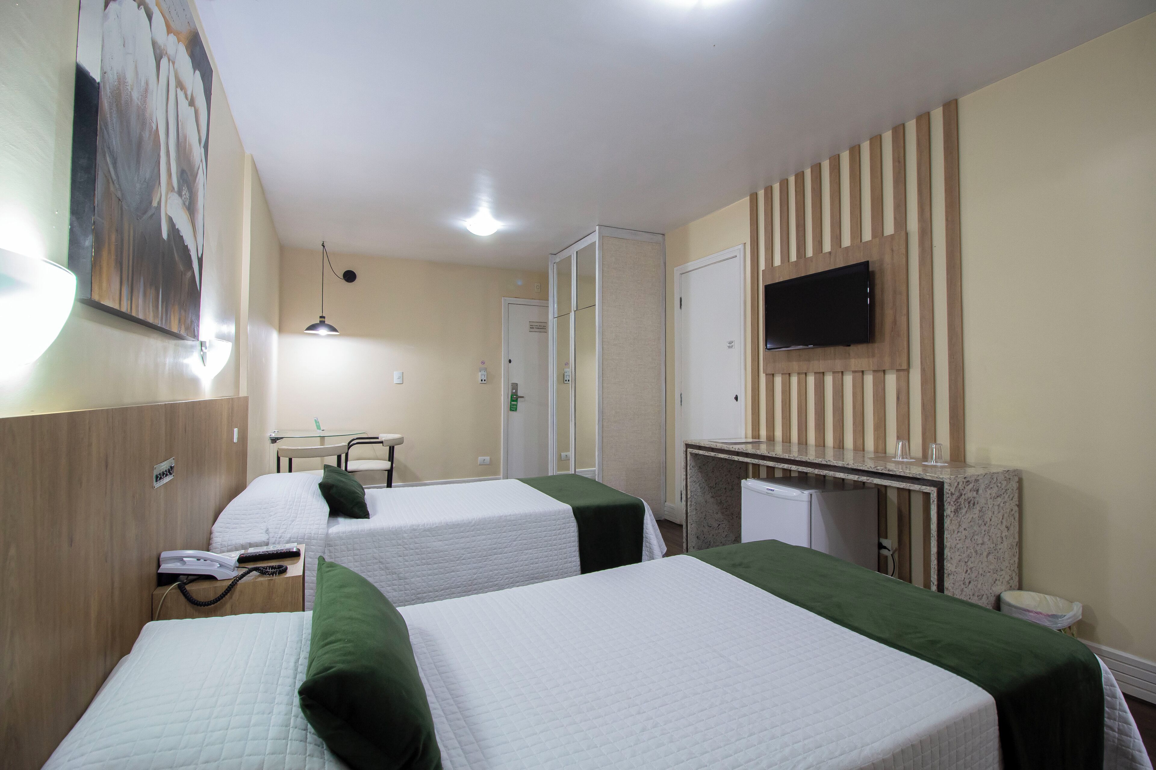 standard duplo solteiro | minibar, in-room safe, desk, rollaway beds