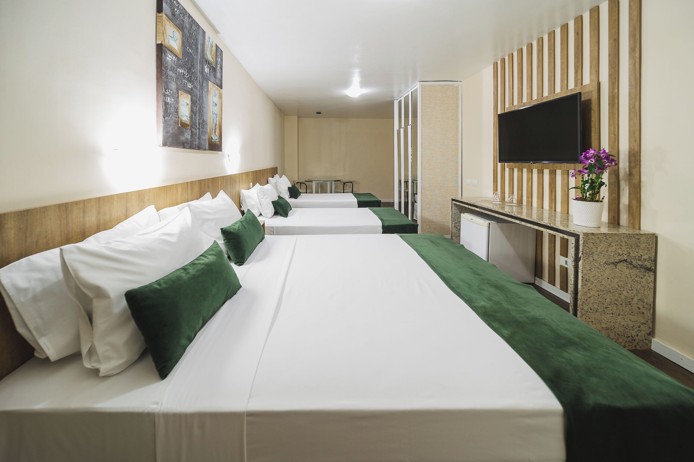 STANDARD FAMILIA | Minibar, brankas, meja kerja, dan tempat tidur lipat/tambahan