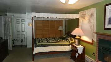 Master Queen Bedroom | Free WiFi