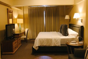 Tabla de planchar con plancha, wifi gratis y ropa de cama