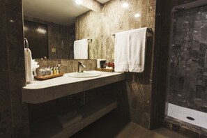 Een douche, gratis toiletartikelen, een haardroger, handdoeken