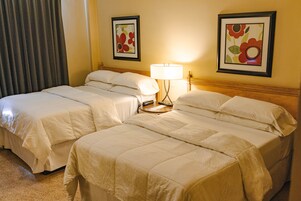 Tabla de planchar con plancha, wifi gratis y ropa de cama