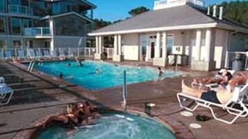 Indendørs pool, 2 udendørs pools, liggestole