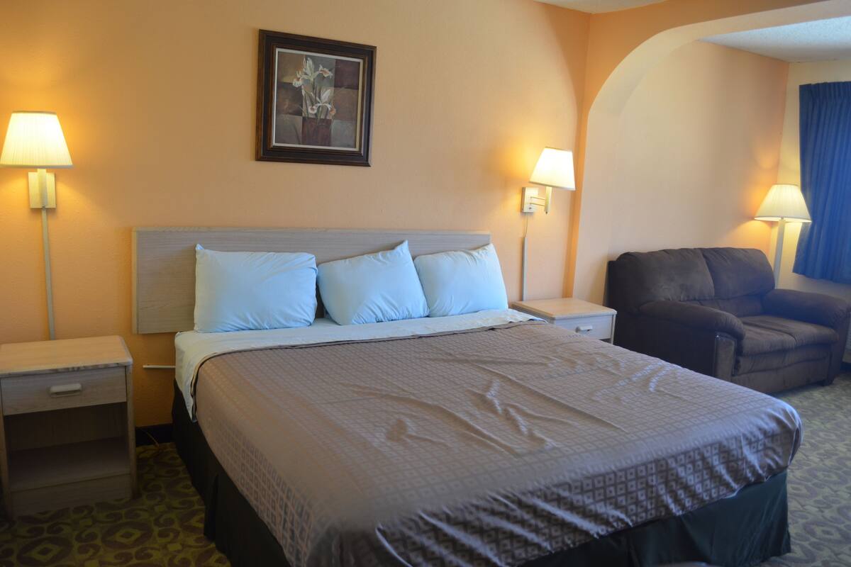 Standard Room, 1 King Bed, Non Smoking, Refrigerator & Microwave | Iron/ironing board (on request), WiFi (free)