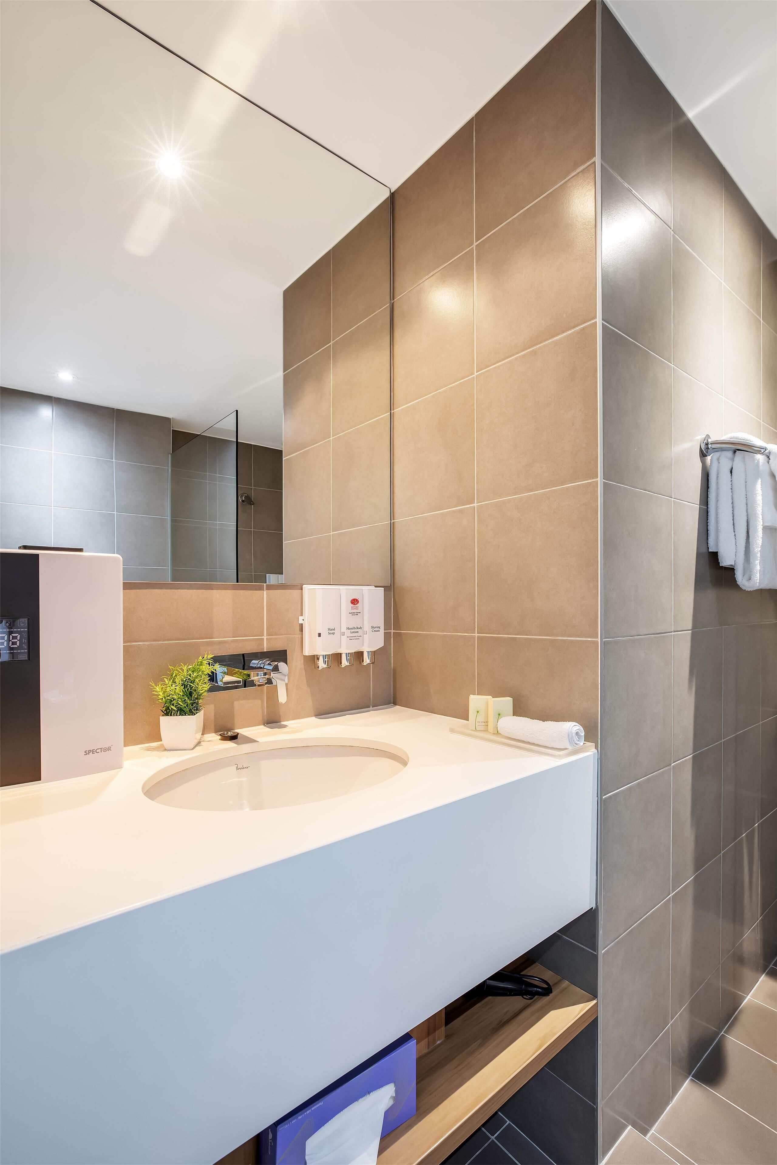 superior double room | bathroom | free toiletries