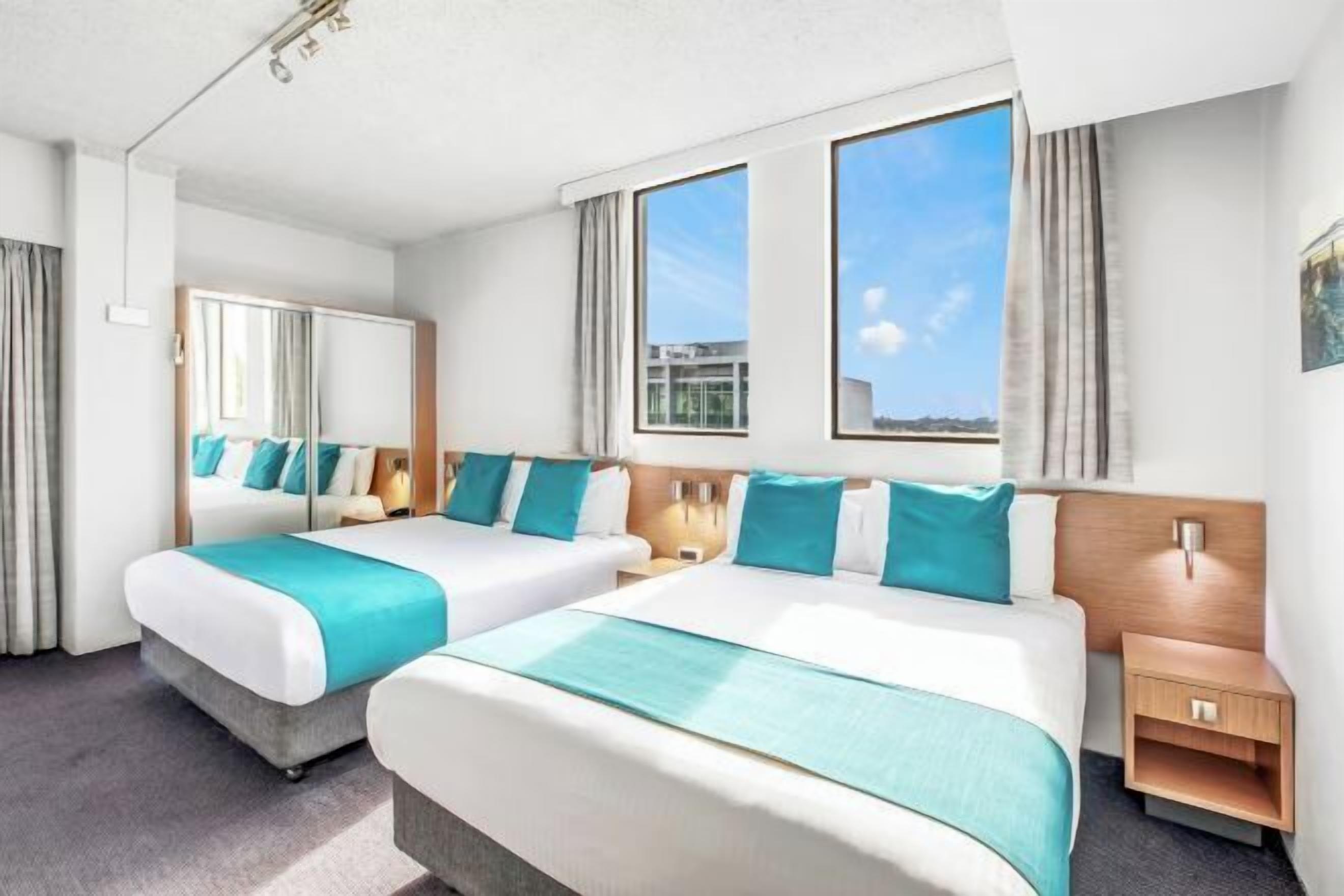 Bàn, khu vực làm việc phù hợp cho laptop, bàn ủi/dụng cụ ủi quần áo 