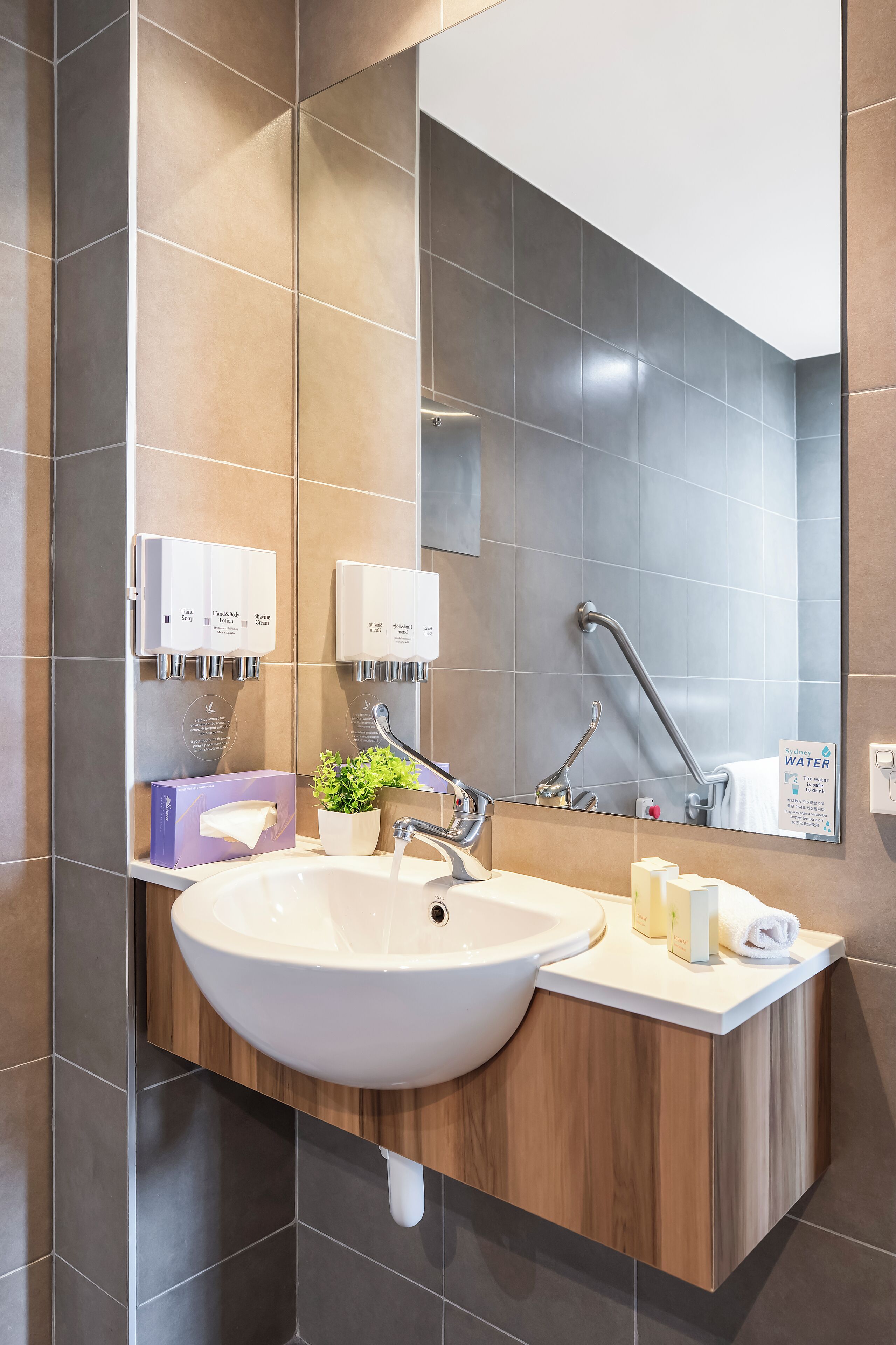 superior twin room, mobility accessible | bathroom | free toiletries