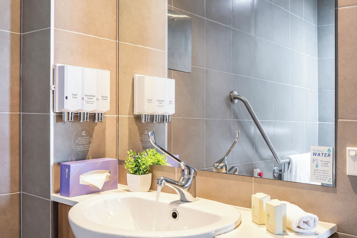 superior twin room, mobility accessible | bathroom | free toiletries