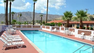 Hồ bơi ngoài trời