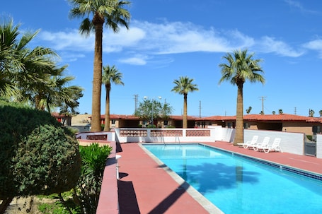 Outdoor pool. El Rancho Dolores Motel at Joshua Tree National Park
