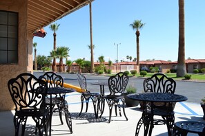 Terrace/patio - El Rancho Dolores Motel at Joshua Tree National Park (Twentynine Palms)