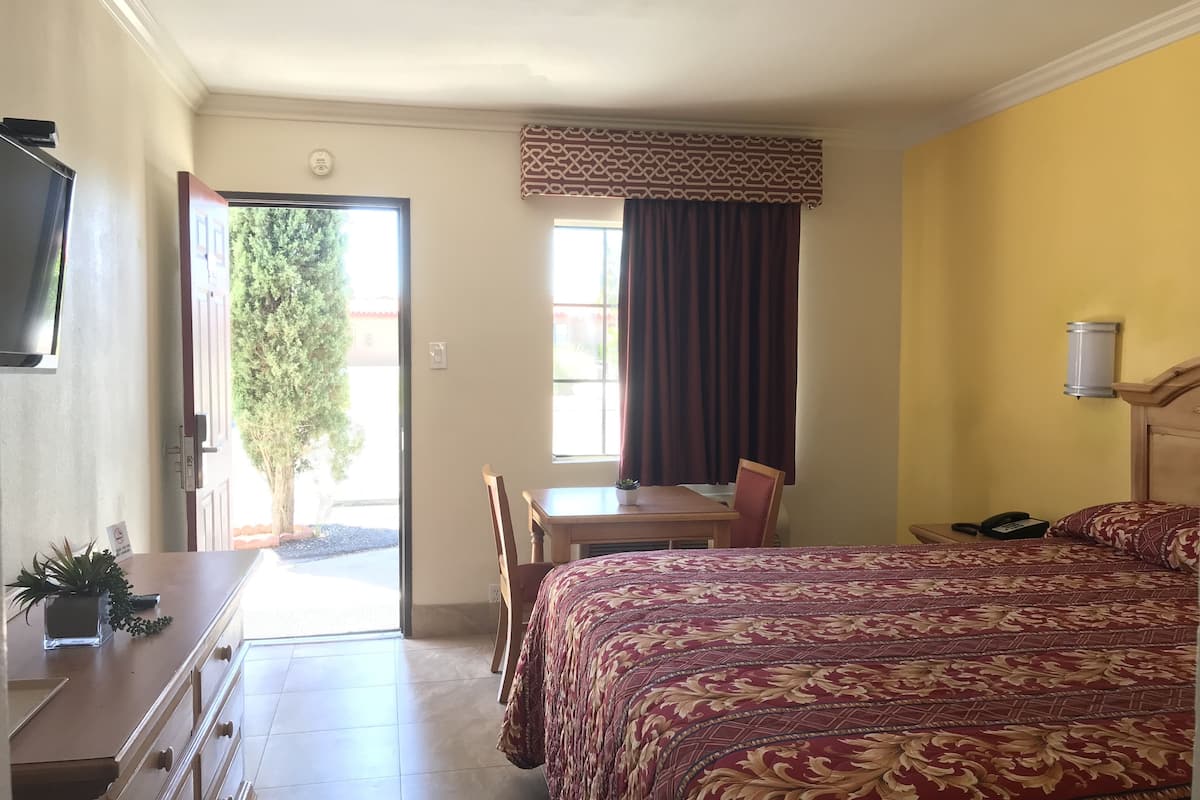 Standard Room, 1 King Bed | Desk, iron/ironing board, free WiFi, bed sheets