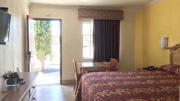 Habitación estándar, 1 cama King size | Escritorio, tabla de planchar con plancha, wifi gratis y ropa de cama