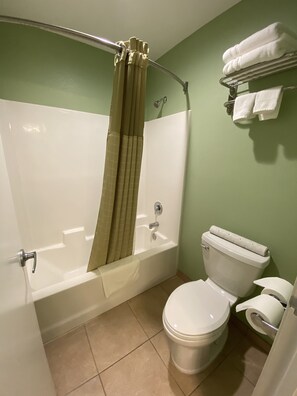 Standard Single Room | Bilik Mandi | Gabungan pancuran/tab mandi, kelengkapan dandanan diri percuma 