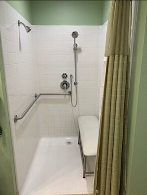 Habitación, 1 cama Queen size, con acceso para personas discapacitadas | Baño | Tina con regadera, amenidades de baño gratuitas, secadora de cabello 