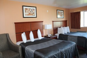 أسرّة بطبقة علوية مريحة ومكتب وستائر تعتيم وتجهيزات عازلة للصوت