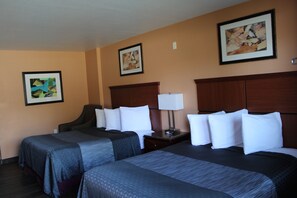 Deluxe Double Room | Pillowtop beds, desk, blackout drapes, soundproofing - Rancho California Inn (Temecula)