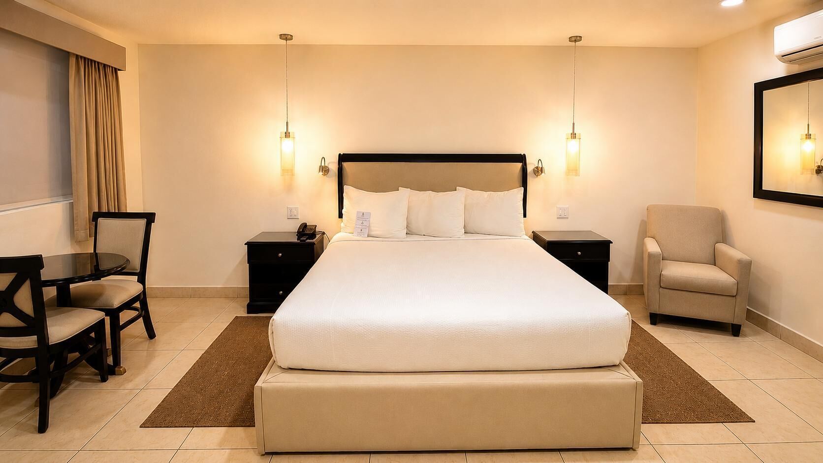 Espacio para trabajar con laptop y cortinas blackout 