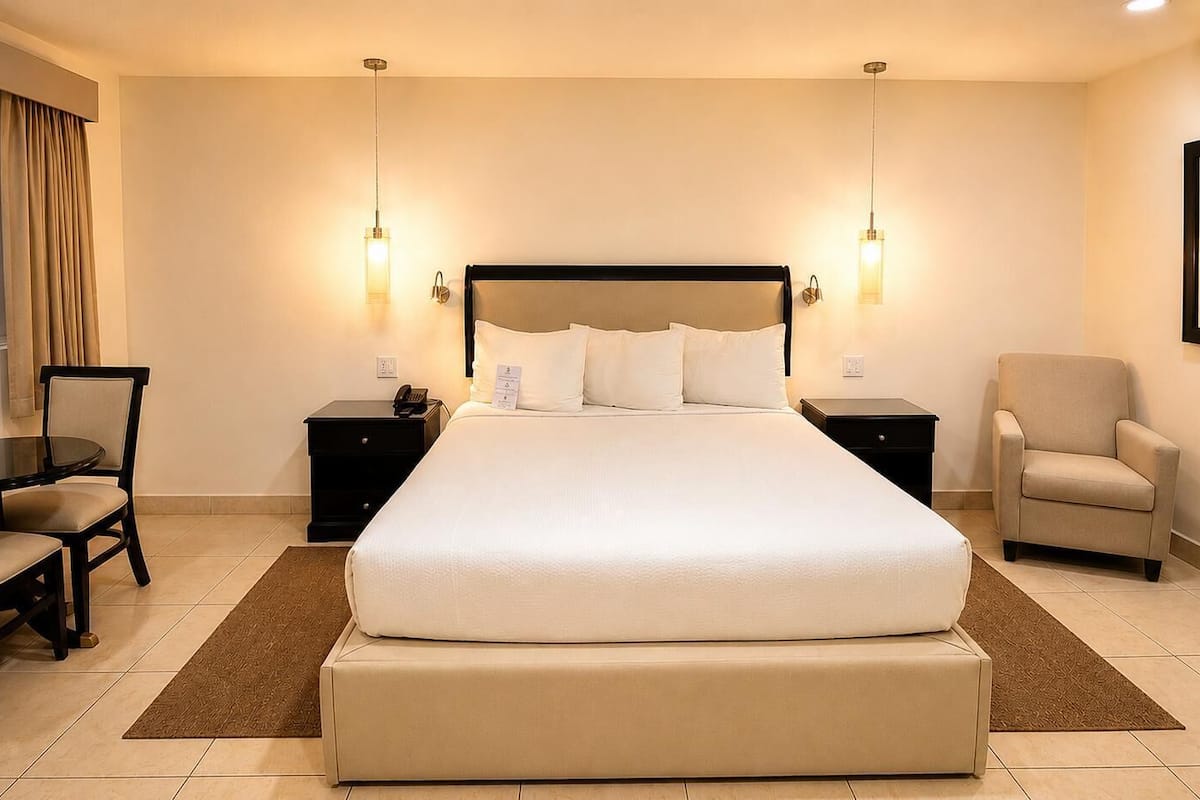 Espacio para trabajar con laptop y cortinas blackout
