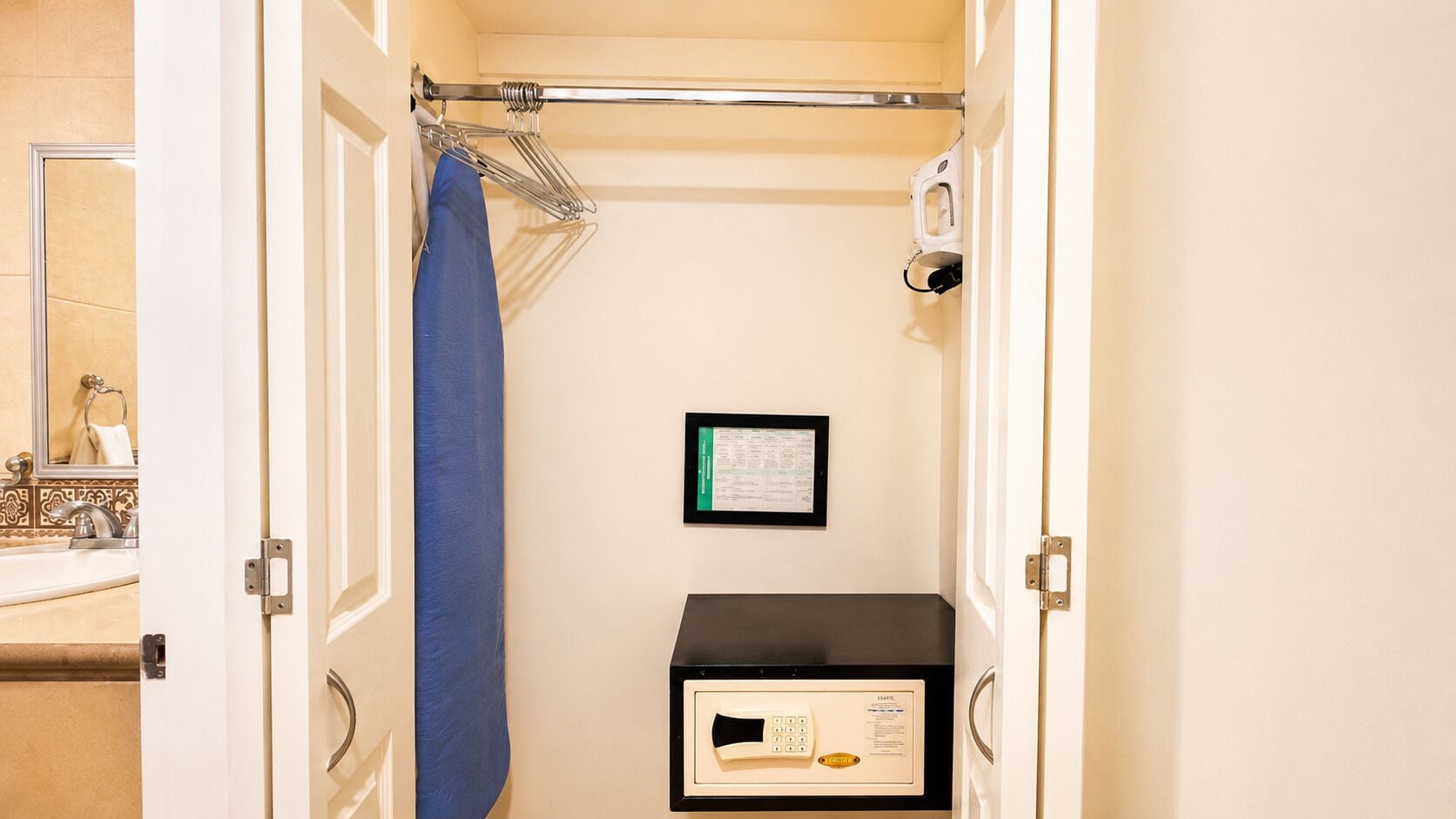 Une salle de bain avec un rideau de douche, un porte-serviettes, un certificat encadré et un meuble noir.