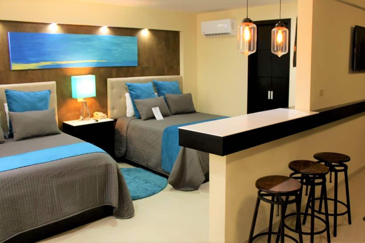 Suite junior | 1 habitación, espacio para trabajar con laptop y cortinas blackout
