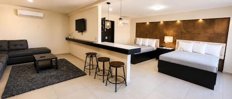 JR SUITE DOUBLE | Laptop workspace, blackout drapes, iron/ironing board, free WiFi