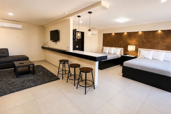 Junior Suite | Ruang kerja komputer riba, langsir/tirai gelap terus