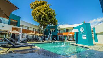 Piscina externa, funciona das 9h às 21h, espreguiçadeiras