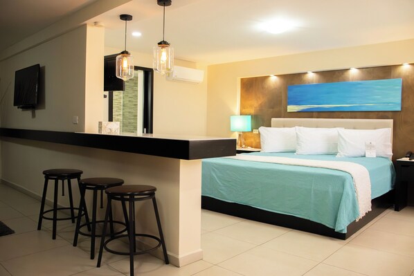 Suite junior | Espacio para trabajar con laptop y cortinas blackout