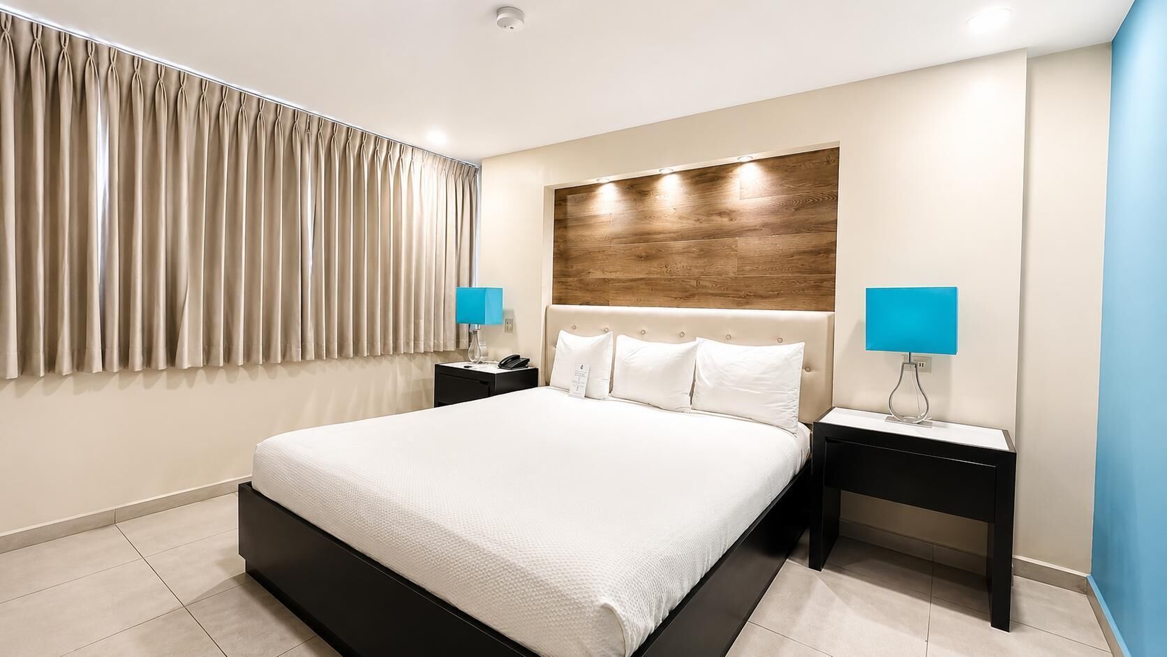 Espacio para trabajar con laptop y cortinas blackout 