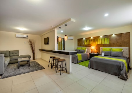 1 habitación, espacio para trabajar con laptop y cortinas blackout