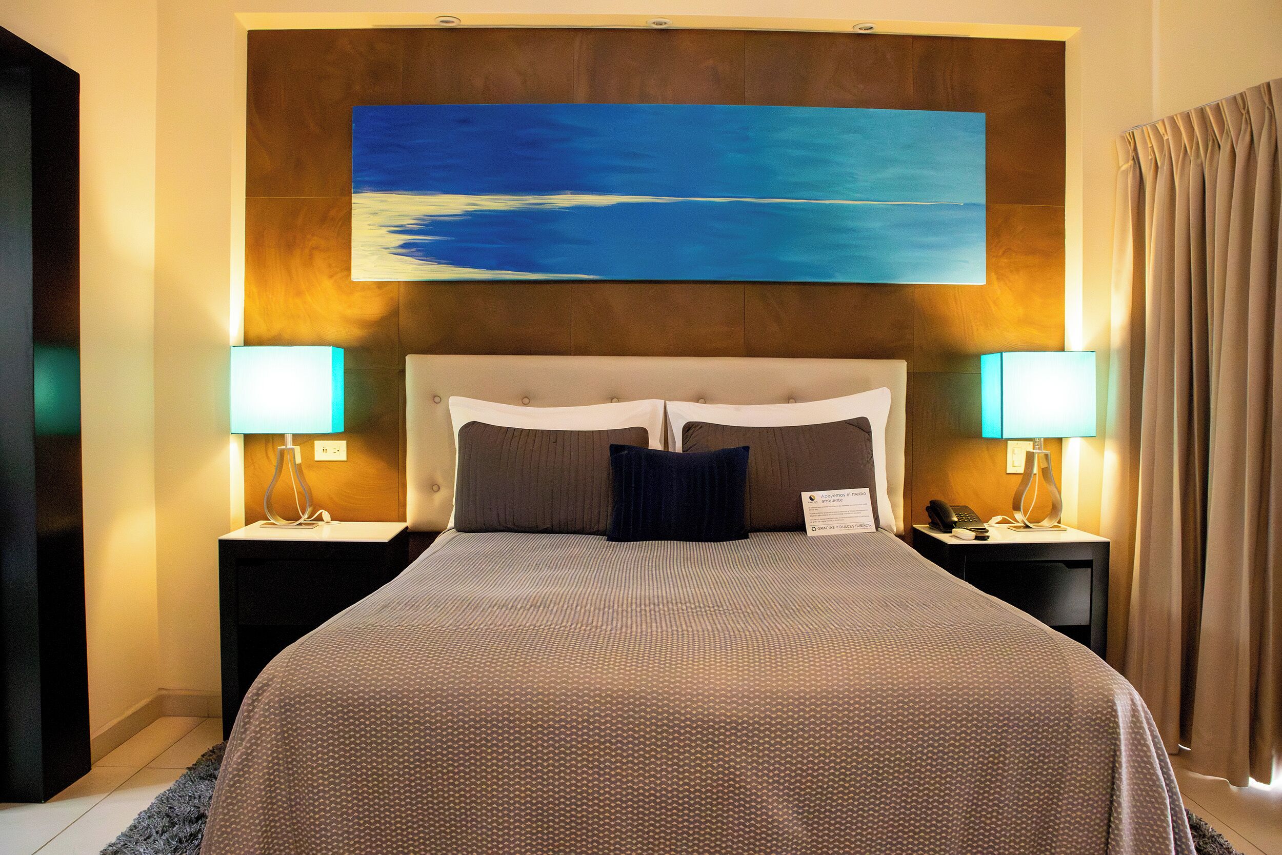 Suite junior | Espacio para trabajar con laptop y cortinas blackout 