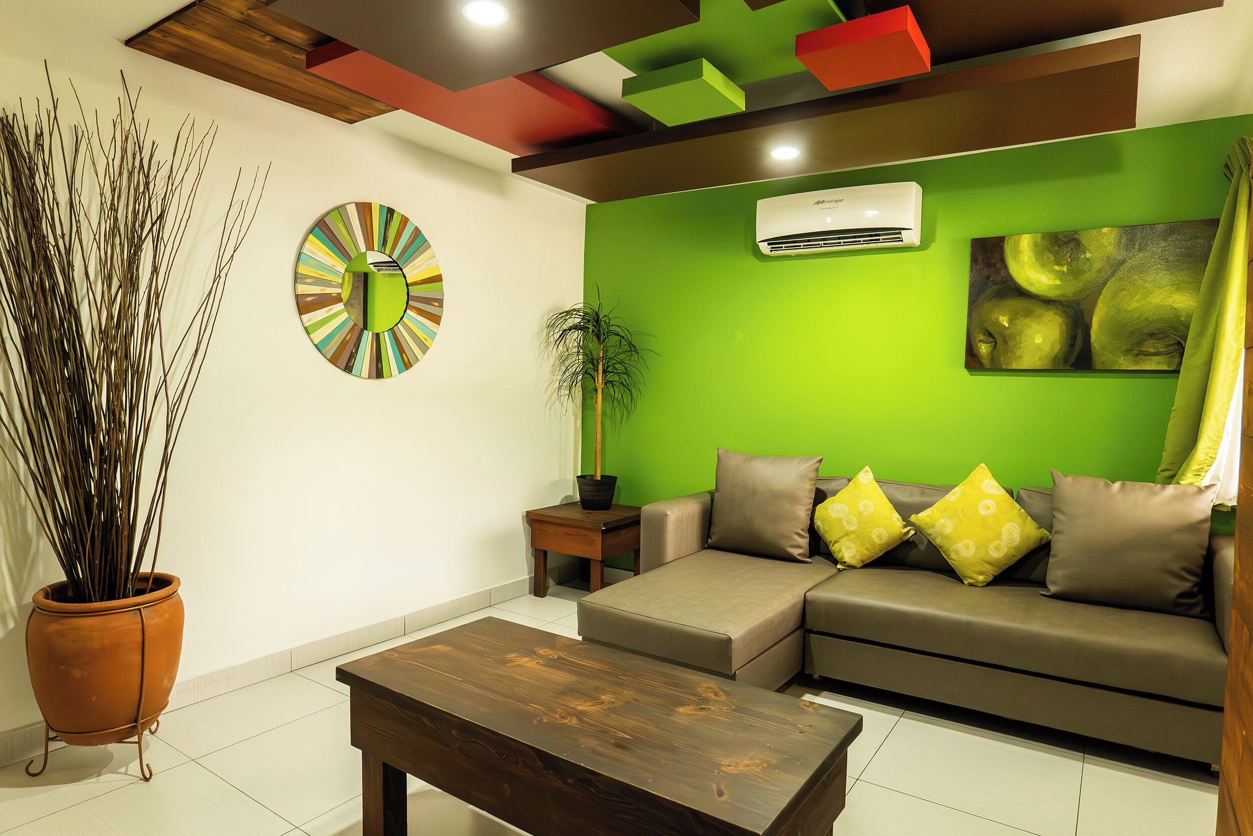 Suíte júnior | Escrivaninha, espaço de trabalho para notebook, cortinas blackout