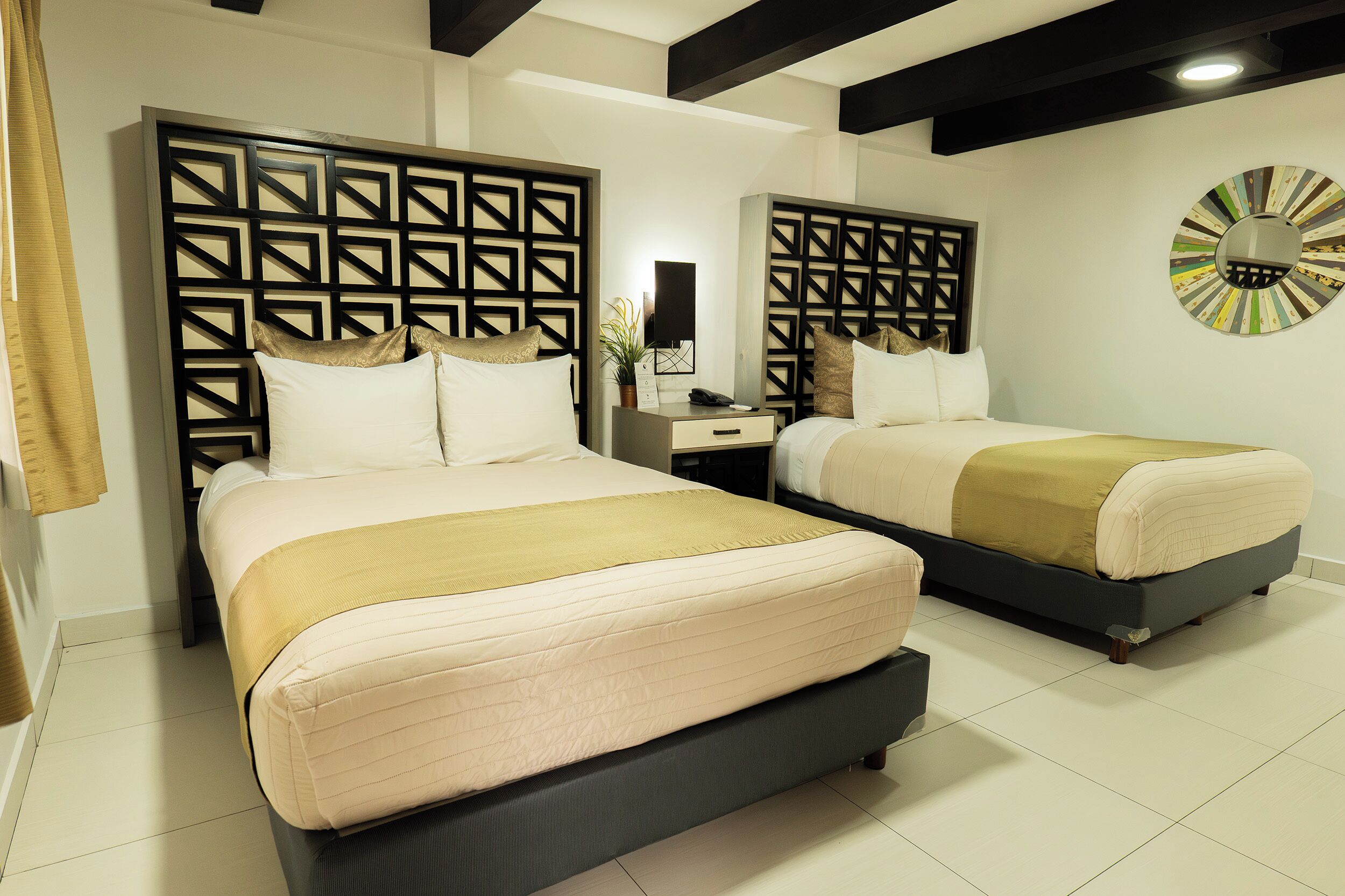 Quarto casal standard | Escrivaninha, espaço de trabalho para notebook, cortinas blackout