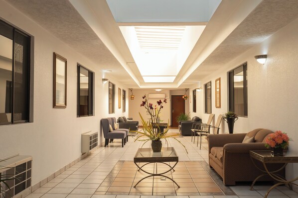 Televisión de pantalla plana de 32 pulgadas con canales por cable 