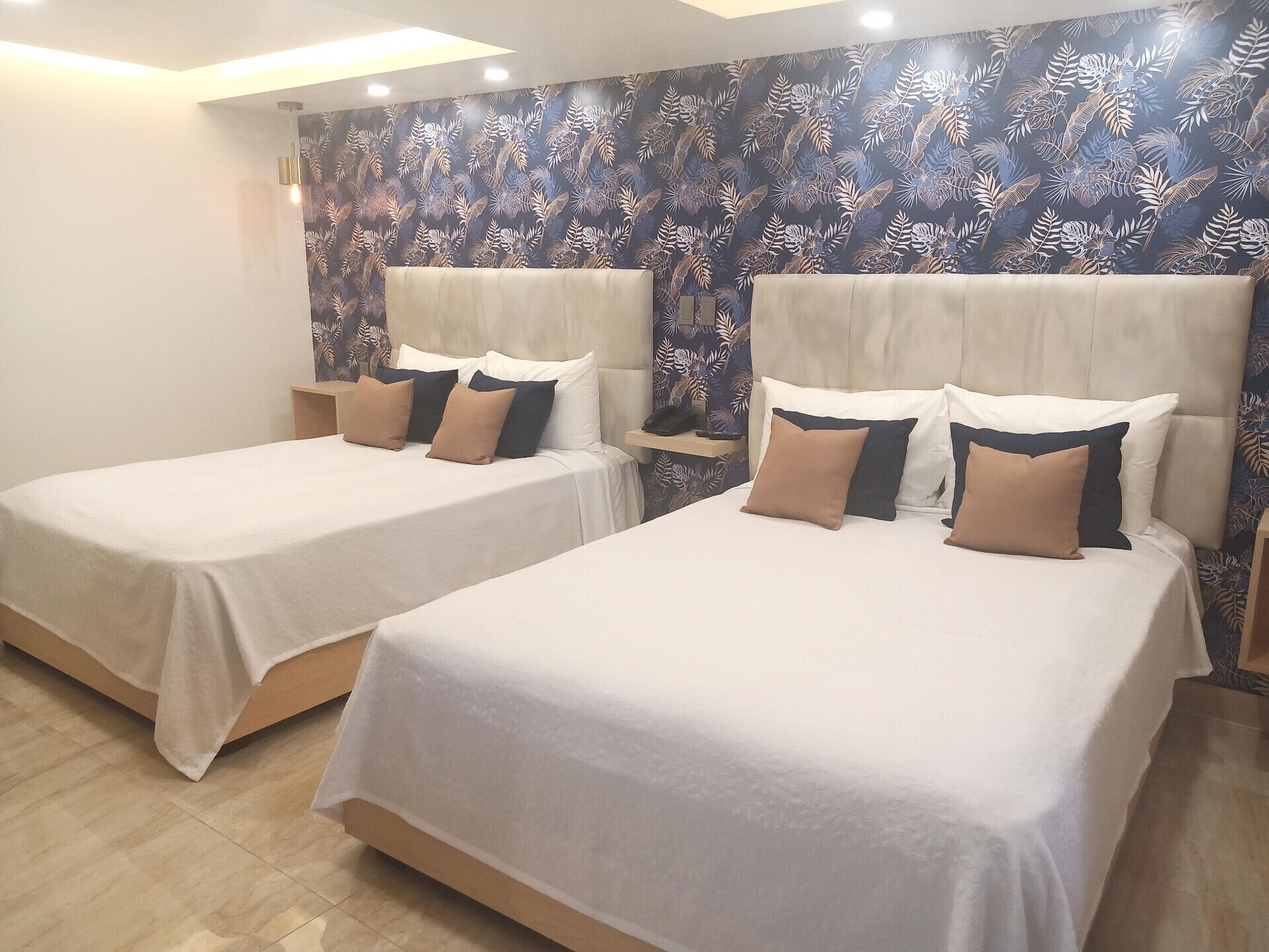 Cortinas blackout, tabla de planchar con plancha y wifi gratis 