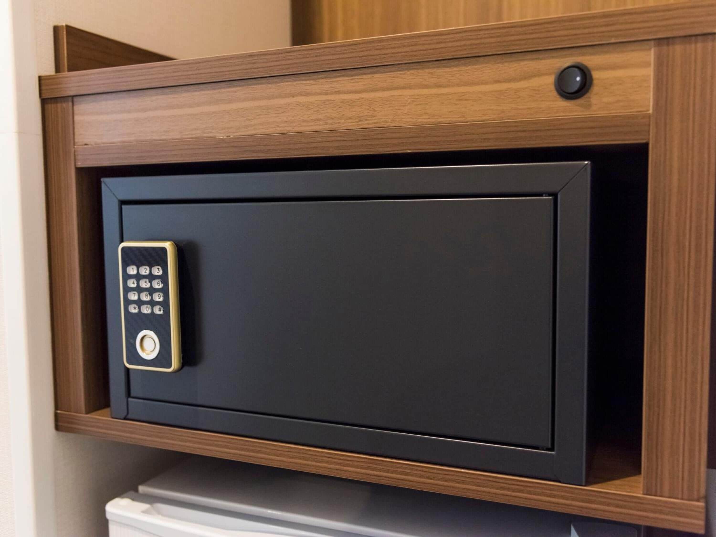 Een zwarte minibars kast met een geïntegreerde afstandsbediening.