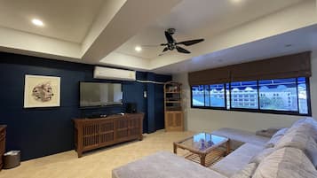 Penthouse, 1 trĂšs grand lit | Minibar, coffres-forts dans les chambres, bureau
