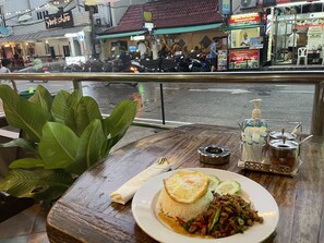 Beach nearby - Summer Breeze Hotel (Patong)