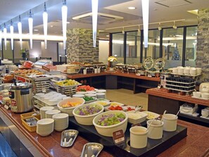 Daily continental breakfast (JPY 1100 per person)