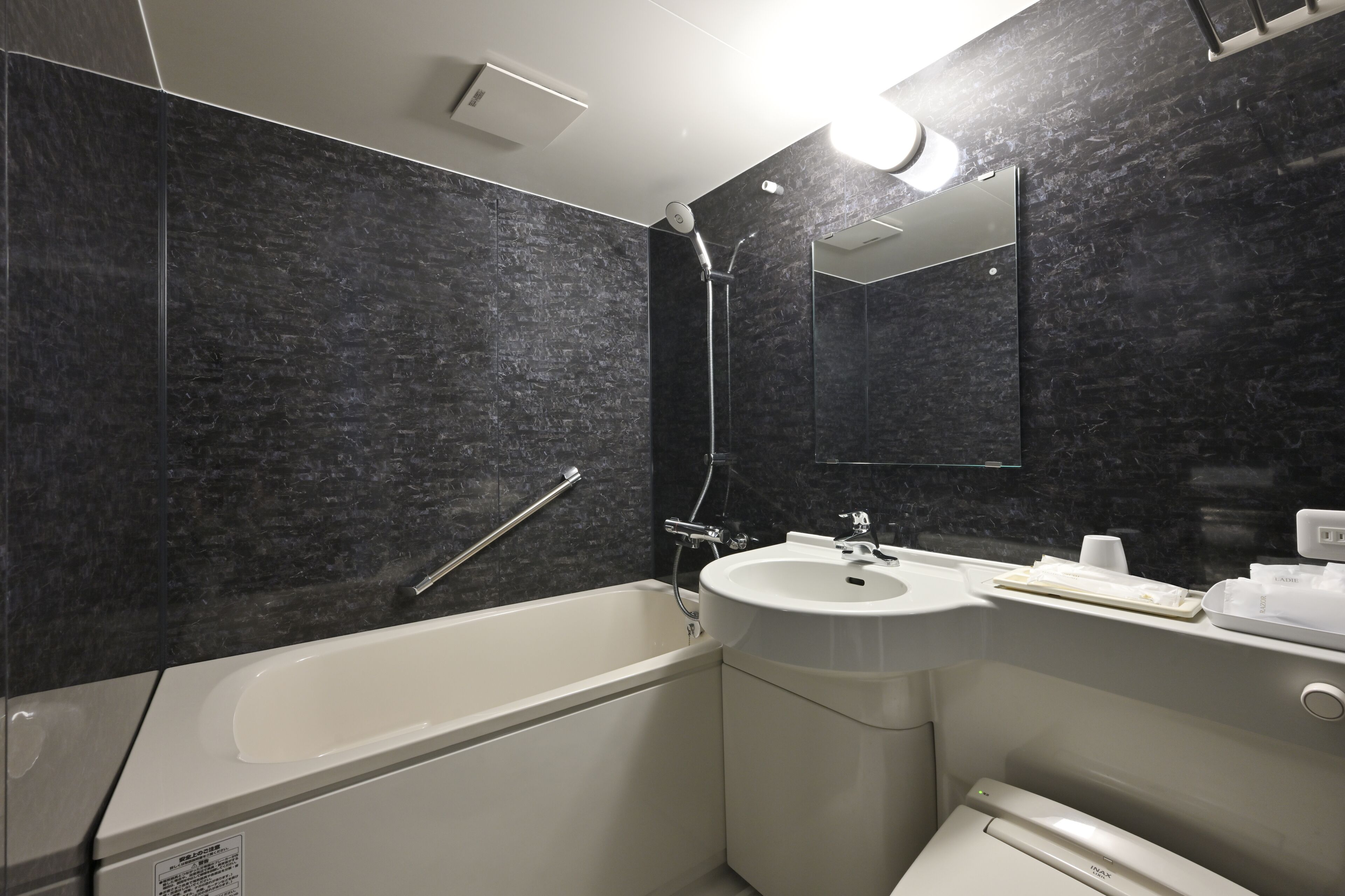 combined shower/bathtub, deep-soaking bathtub, free toiletries