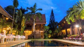 室外游泳池，提供日光浴躺椅