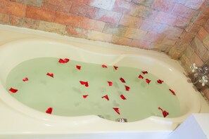 豪華雙人或雙床房 | 浴室 | 淋浴設備、免費盥洗用品、吹風機、浴袍